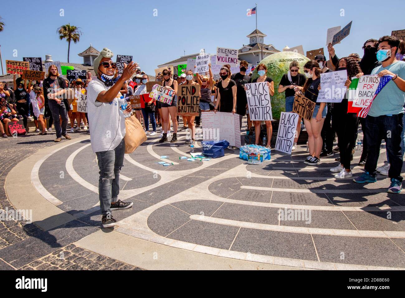 Indossando maschere per il viso a causa del coronavirus, una dimostrazione Black Lives Matter porta cartelli a Newport Beach, California. Foto Stock