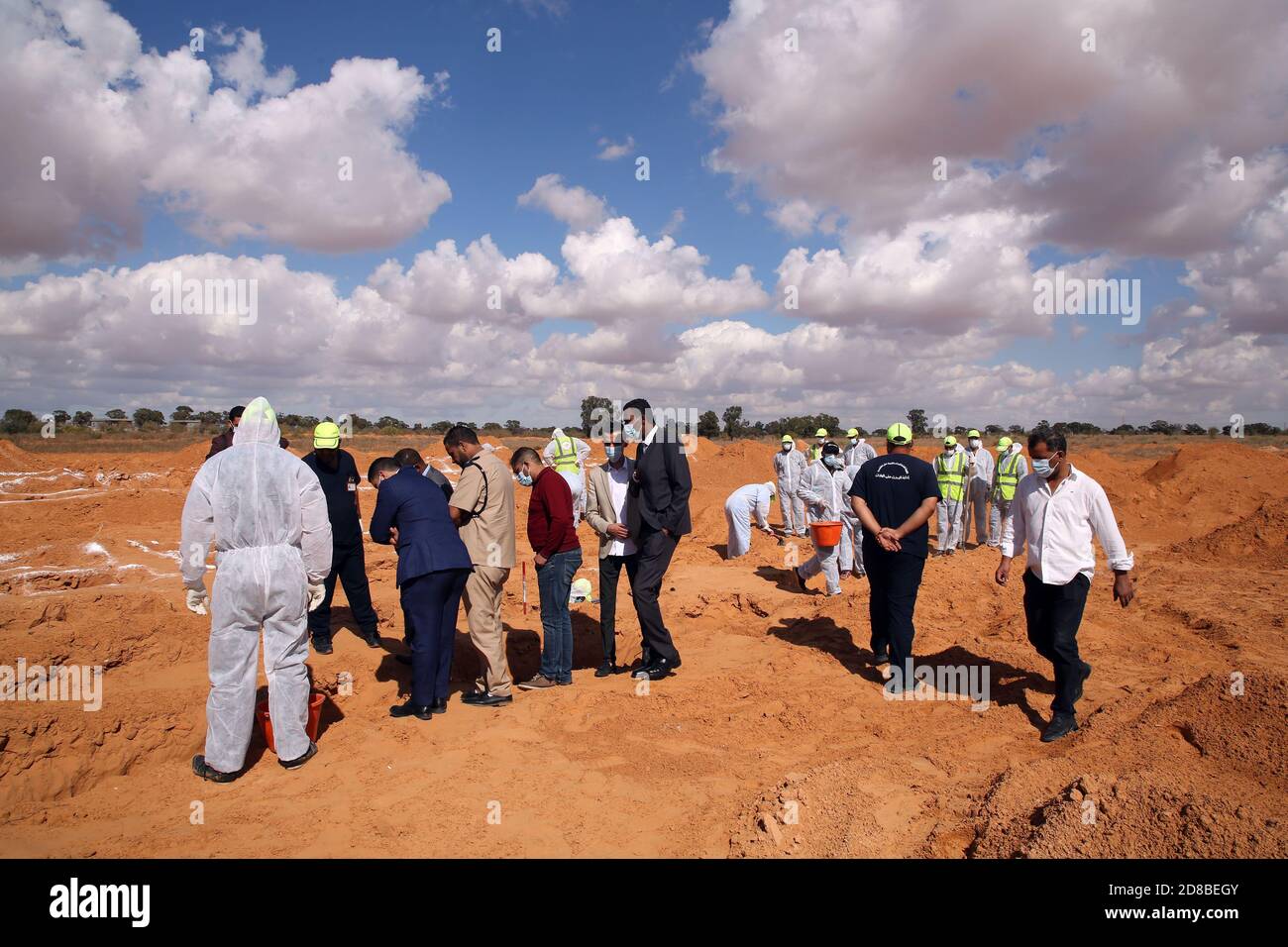 Tarhuna, Libia. 28 Ott 2020. I lavoratori dell'autorità generale per la ricerca e l'identificazione delle persone scomparse in Libia sono visti sul sito delle tombe di massa a Tarhuna, Libia, il 28 ottobre 2020. Un totale di 12 corpi non identificati sono stati trovati nella città di Tarhuna, circa 90 km a sud della capitale Tripoli, un funzionario locale ha detto Xinhua mercoledì. Il numero totale di corpi non identificati recuperati da Tarhuna dall'inizio della ricerca in giugno ha colpito 98. Credit: Hamza Turkia/Xinhua/Alamy Live News Foto Stock