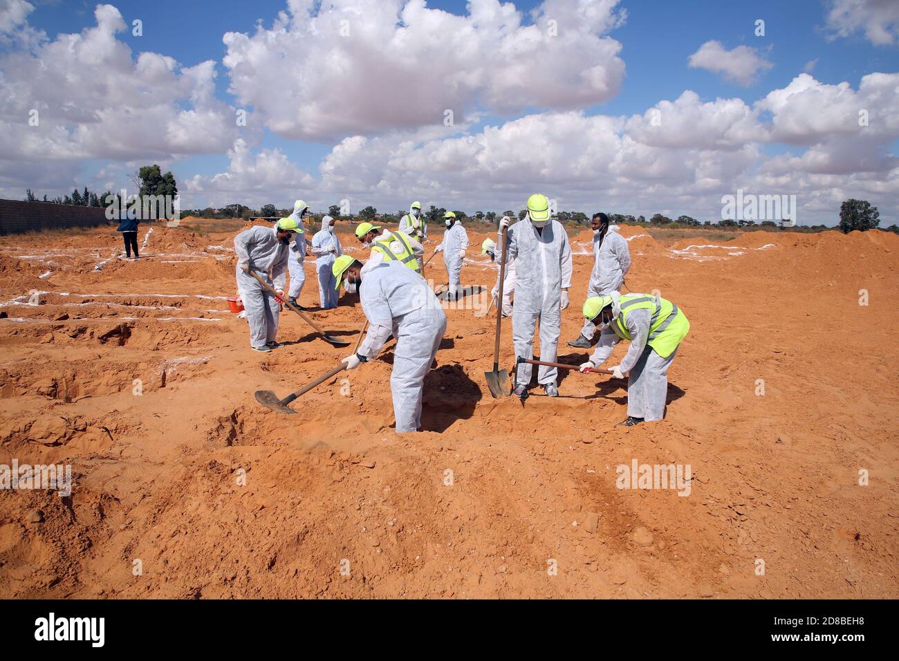 Tarhuna, Libia. 28 Ott 2020. I lavoratori dell'autorità generale per la ricerca e l'identificazione delle persone scomparse in Libia sono visti sul sito delle tombe di massa a Tarhuna, Libia, il 28 ottobre 2020. Un totale di 12 corpi non identificati sono stati trovati nella città di Tarhuna, circa 90 km a sud della capitale Tripoli, un funzionario locale ha detto Xinhua mercoledì. Il numero totale di corpi non identificati recuperati da Tarhuna dall'inizio della ricerca in giugno ha colpito 98. Credit: Hamza Turkia/Xinhua/Alamy Live News Foto Stock