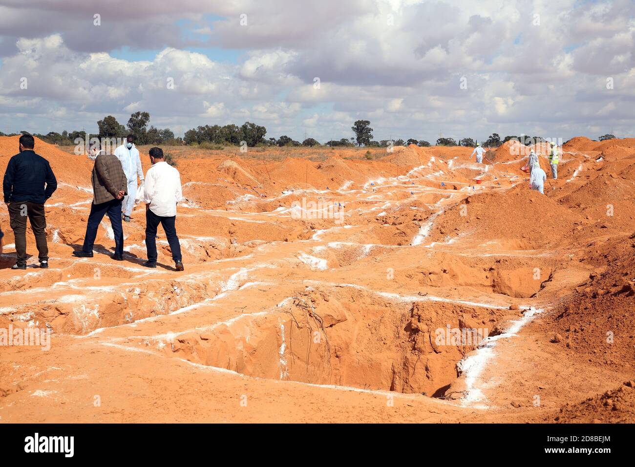 Tarhuna, Libia. 28 Ott 2020. I lavoratori dell'autorità generale per la ricerca e l'identificazione delle persone scomparse in Libia sono visti sul sito delle tombe di massa a Tarhuna, Libia, il 28 ottobre 2020. Un totale di 12 corpi non identificati sono stati trovati nella città di Tarhuna, circa 90 km a sud della capitale Tripoli, un funzionario locale ha detto Xinhua mercoledì. Il numero totale di corpi non identificati recuperati da Tarhuna dall'inizio della ricerca in giugno ha colpito 98. Credit: Hamza Turkia/Xinhua/Alamy Live News Foto Stock