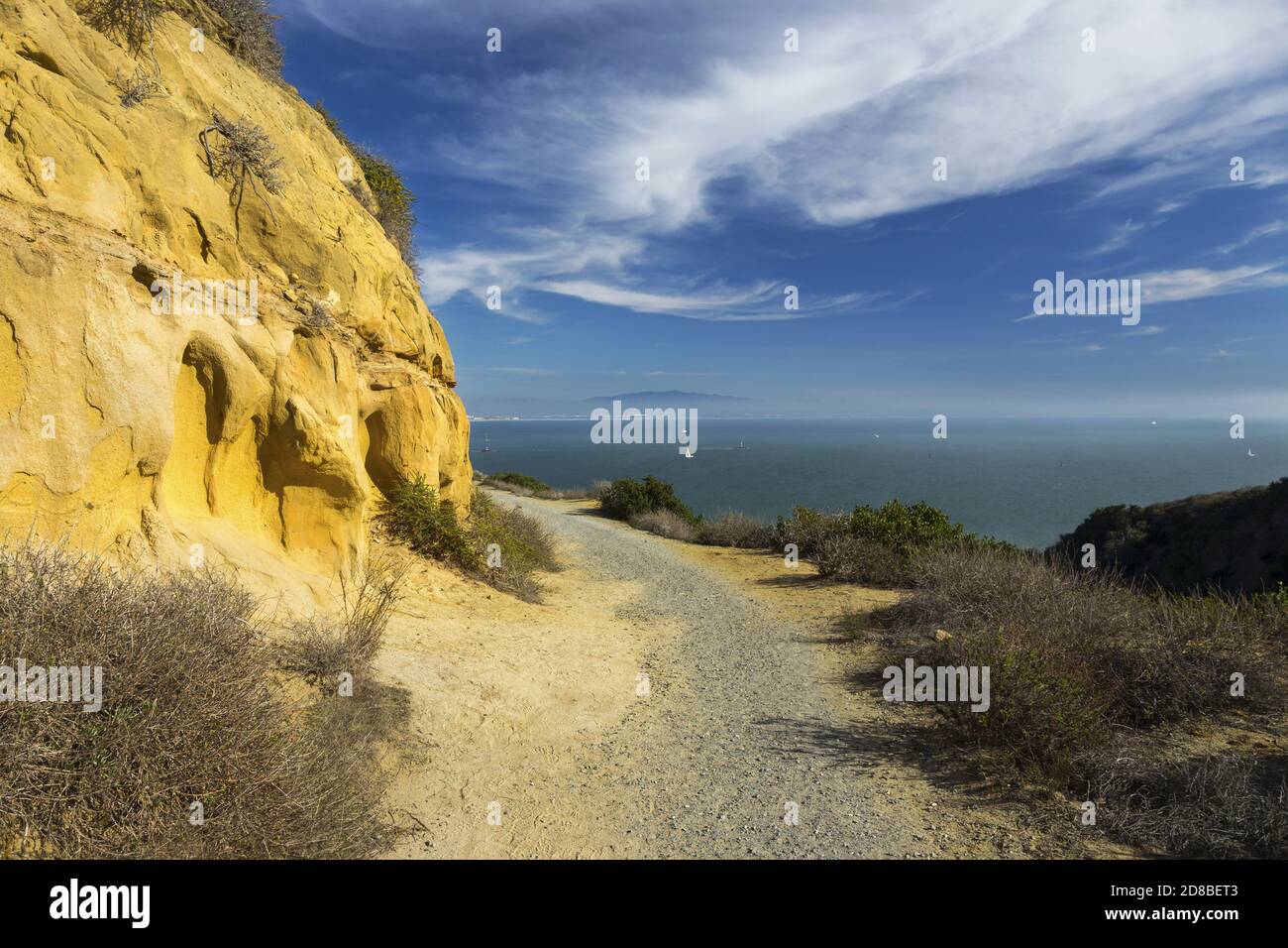 Sentiero escursionistico con scogliere di arenaria erose e San Diego Bay Seascape dal Parco Naturale della Penisola di Point Loma Foto Stock