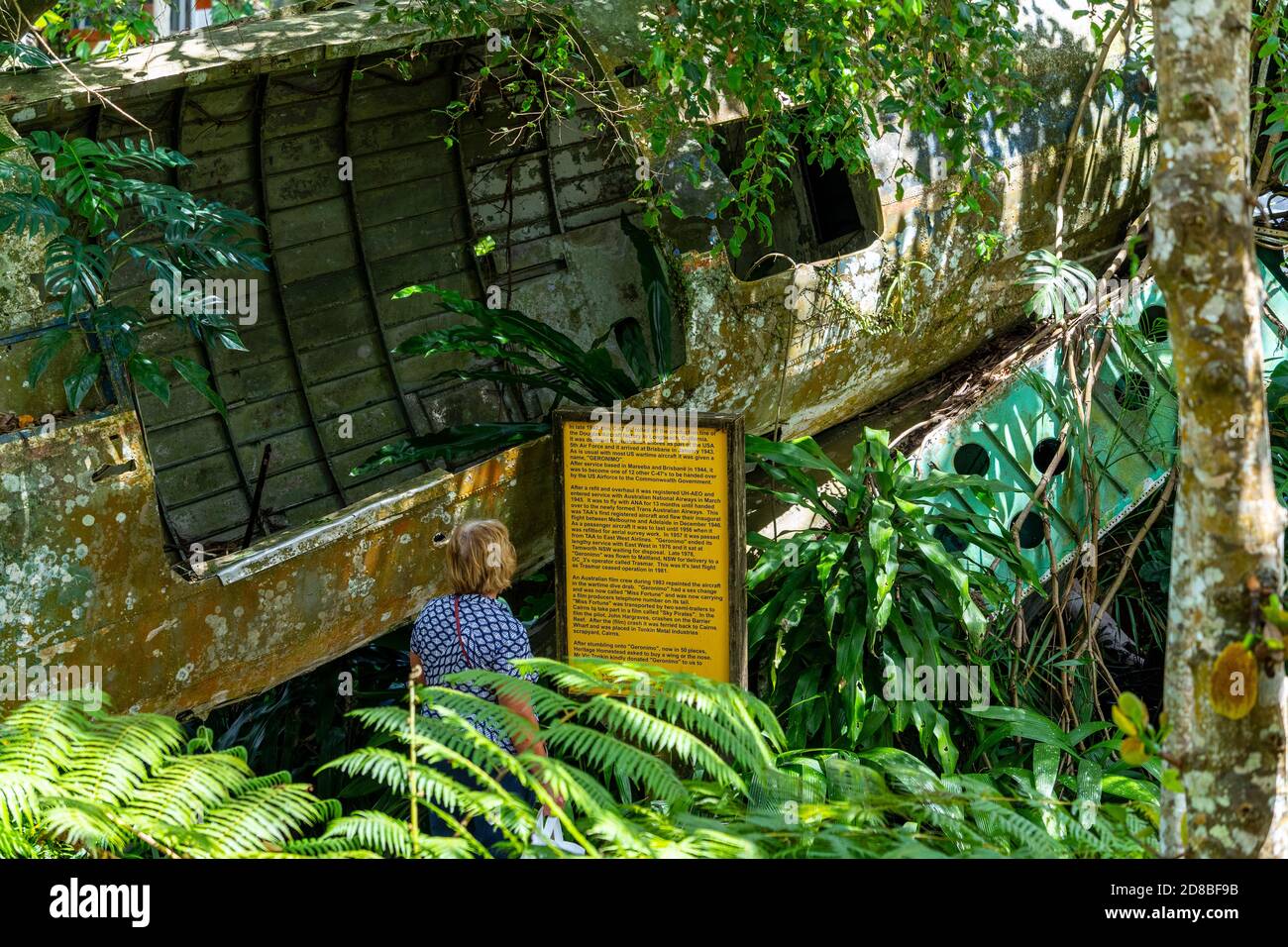 Relitto dell'aereo da carico C-47 in esposizione al Kuranda Heritage Markets, Atherton Tablelands, North Queensland, Australia Foto Stock