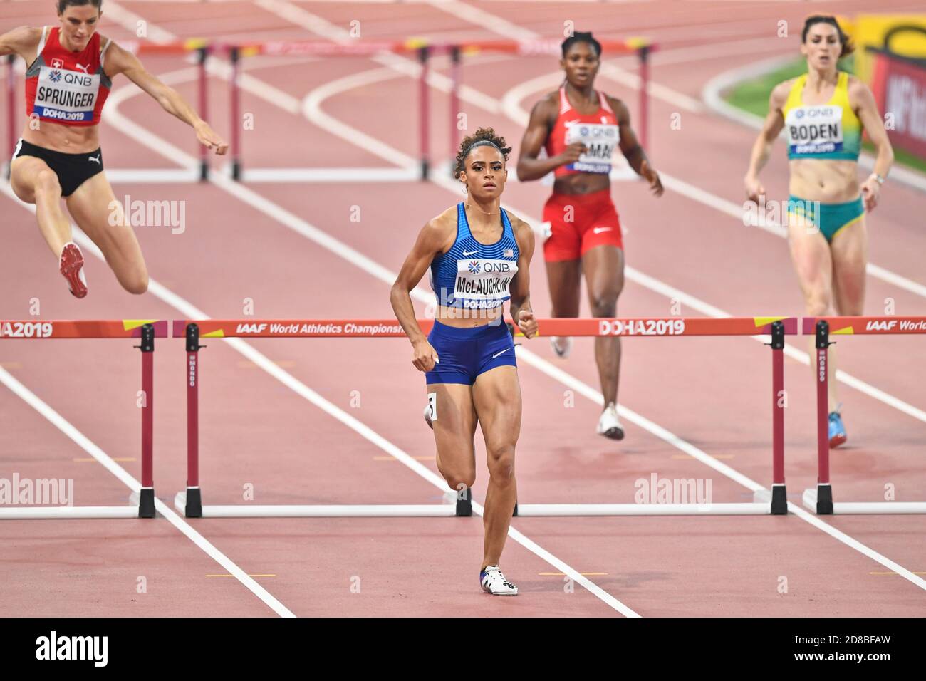 Sydney McLaughlin (USA), Lea Sprunger (SWI), Aminat Jamal (BRN). 400 metri fa male alle donne Semifinale. IAAF World Athletics Championships, Doha 2019 Foto Stock