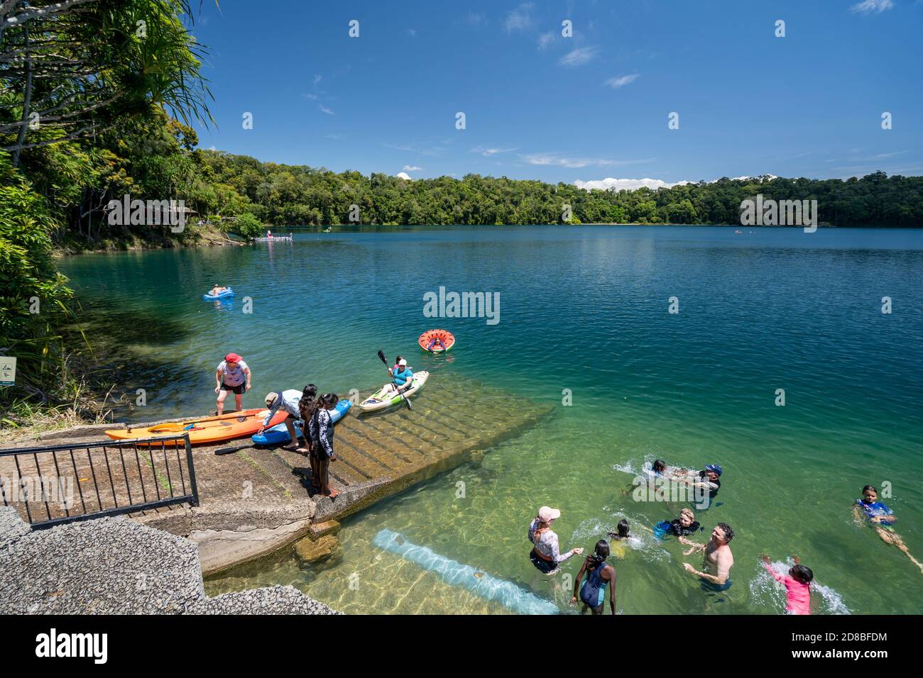 Nuotatori al Lago Eacham, Atherton Tablelands, Crater Lakes National Park, North Queensland, Australia Foto Stock