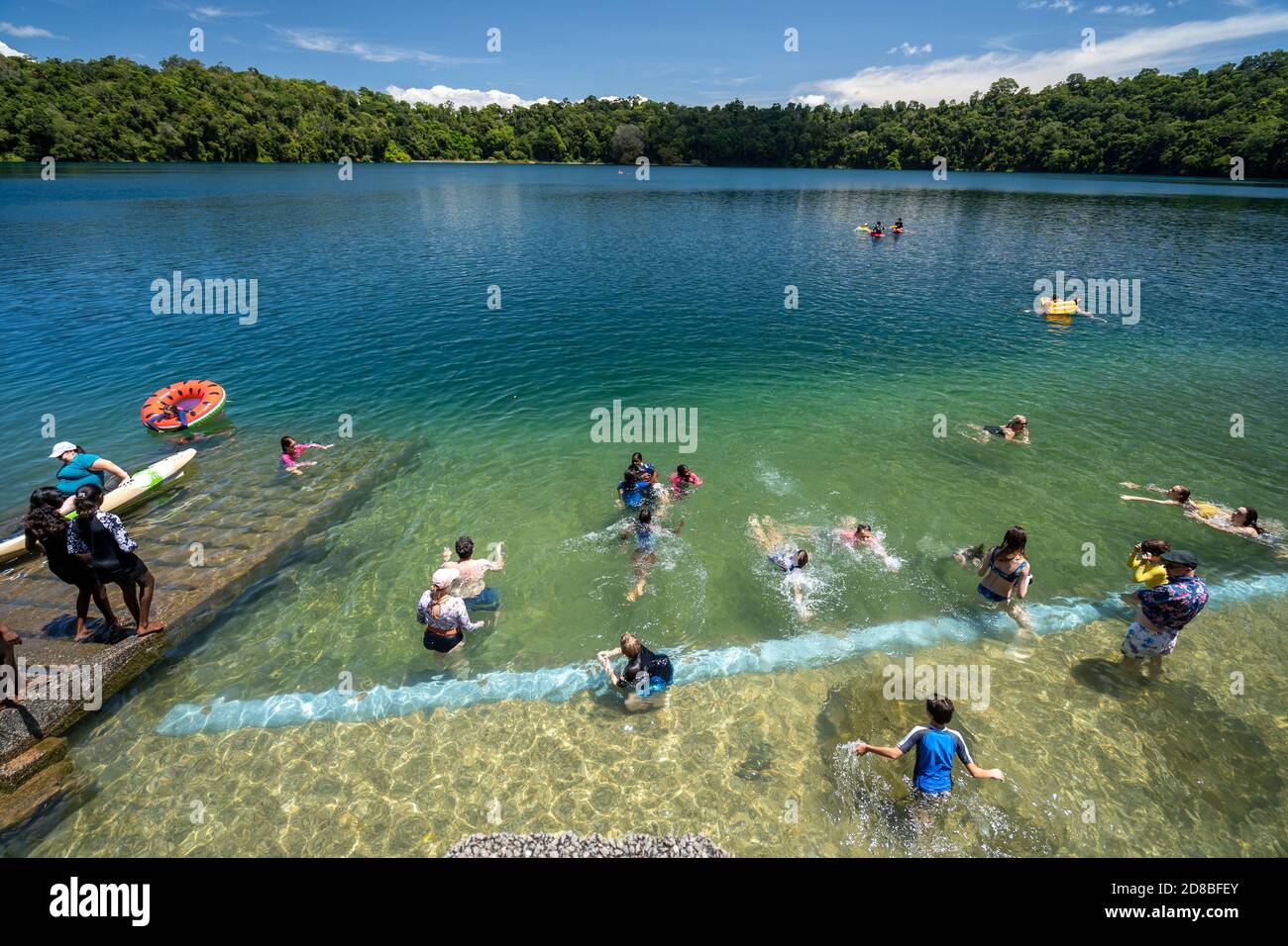 Nuotatori al Lago Eacham, Atherton Tablelands, Crater Lakes National Park, North Queensland, Australia Foto Stock