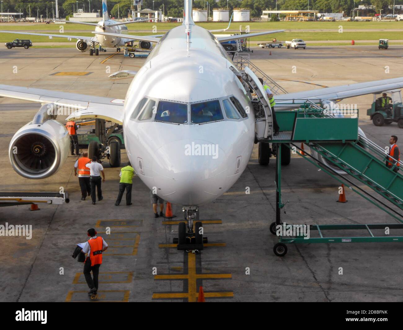 Di fronte all'aereo all'aeroporto Foto Stock