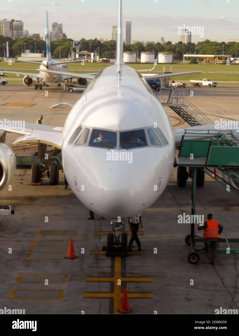 Di fronte all'aereo all'aeroporto Foto Stock