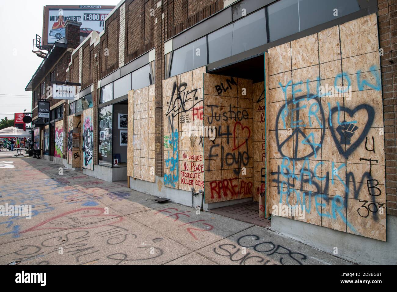 Minneapolis, Minnesota. L'arte di strada e i graffiti si sono imbarcati sul commercio al luogo commemorativo di George Floyd. Foto Stock