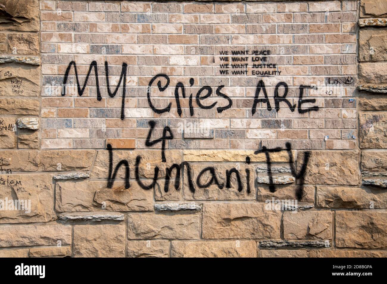 Minneapolis, Minnesota. Graffiti su una parete di mattoni al monumento commemorativo di George Floyd. Grida per l'umanità. Foto Stock