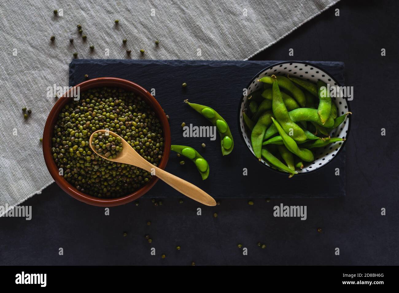 Ciotole con fagioli e cialde di edamame. Fagioli di soia verdi e legumi sani. Foto Stock