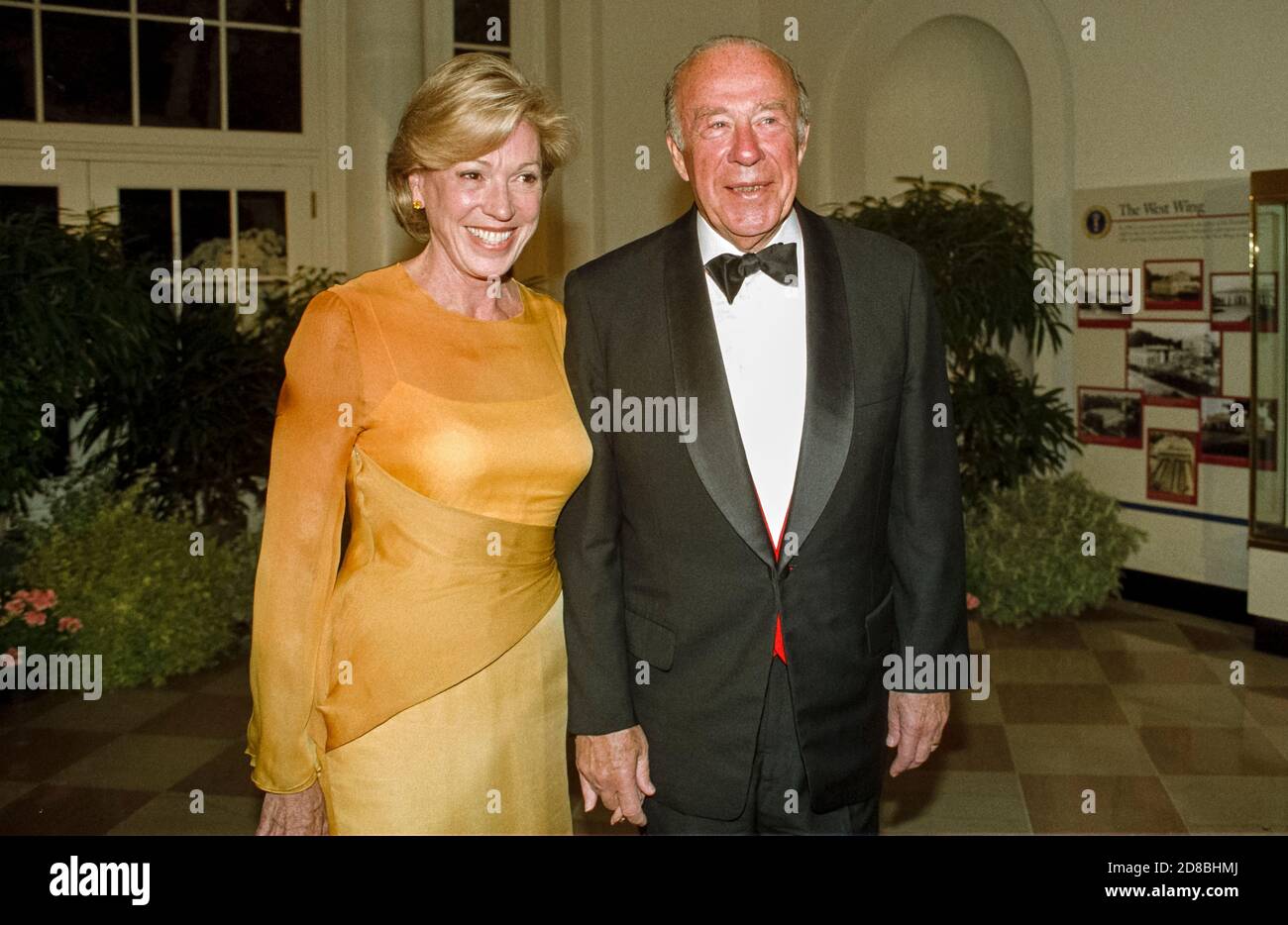 L'ex Segretario di Stato degli Stati Uniti George P. Shultz e sua moglie, Charlotte Mailliard Shultz, arrivano alla Casa Bianca per la cena di Stato in onore del presidente Jiang Zemin della Cina.Credit: Ron Sachs/CNP | utilizzo in tutto il mondo Foto Stock