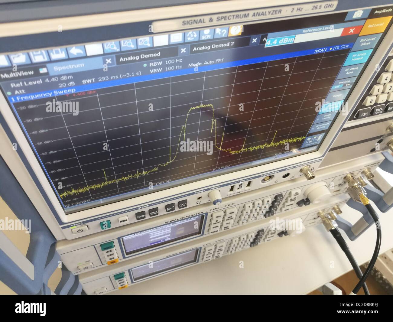 Analisi dello spettro del canale di trasmissione dei dati in radiofrequenza in spettro professionale Schermo LCD dell'analizzatore Foto Stock
