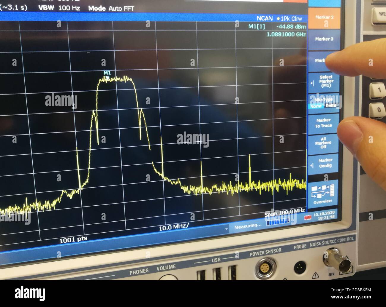 Analisi dello spettro del canale di trasmissione dei dati in radiofrequenza in spettro professionale Schermo LCD dell'analizzatore Foto Stock