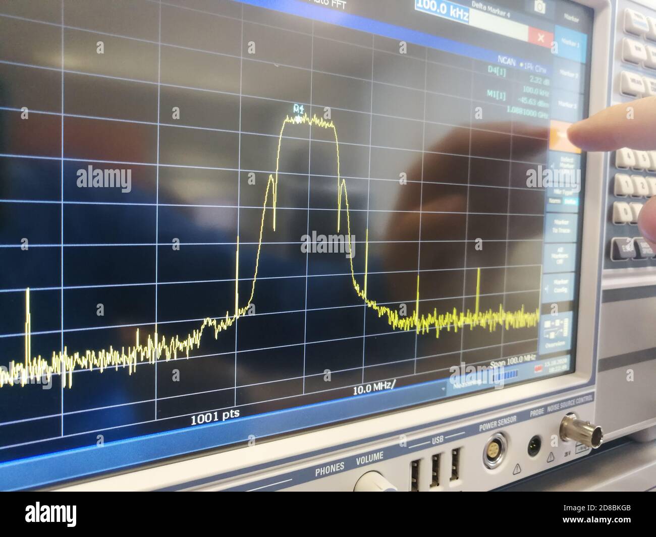 Analisi dello spettro del canale di trasmissione dei dati in radiofrequenza in spettro professionale Schermo LCD dell'analizzatore Foto Stock