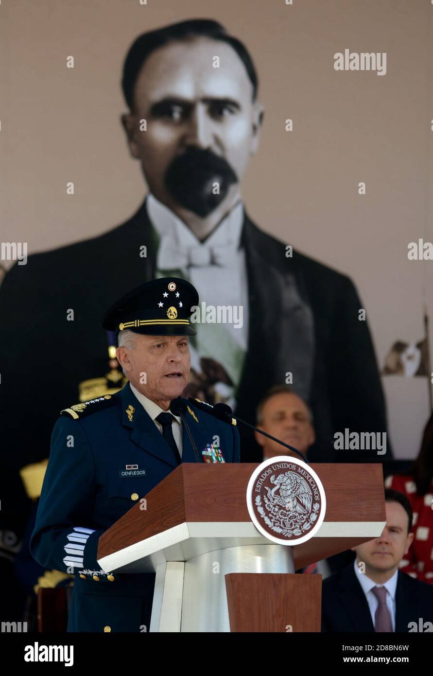 Salvador Cienfuegos Zepeda, ministro messicano della Difesa, ha un discorso durante la cerimonia del 104° anniversario della fedeltà, il 9 febbraio 2017 a Città del Messico, Messico. Cienfuegos è stato arrestato il 16 ottobre 2020 all'aeroporto internazionale di Los Angeles e accusato di corruzione legata alla droga. Foto Stock