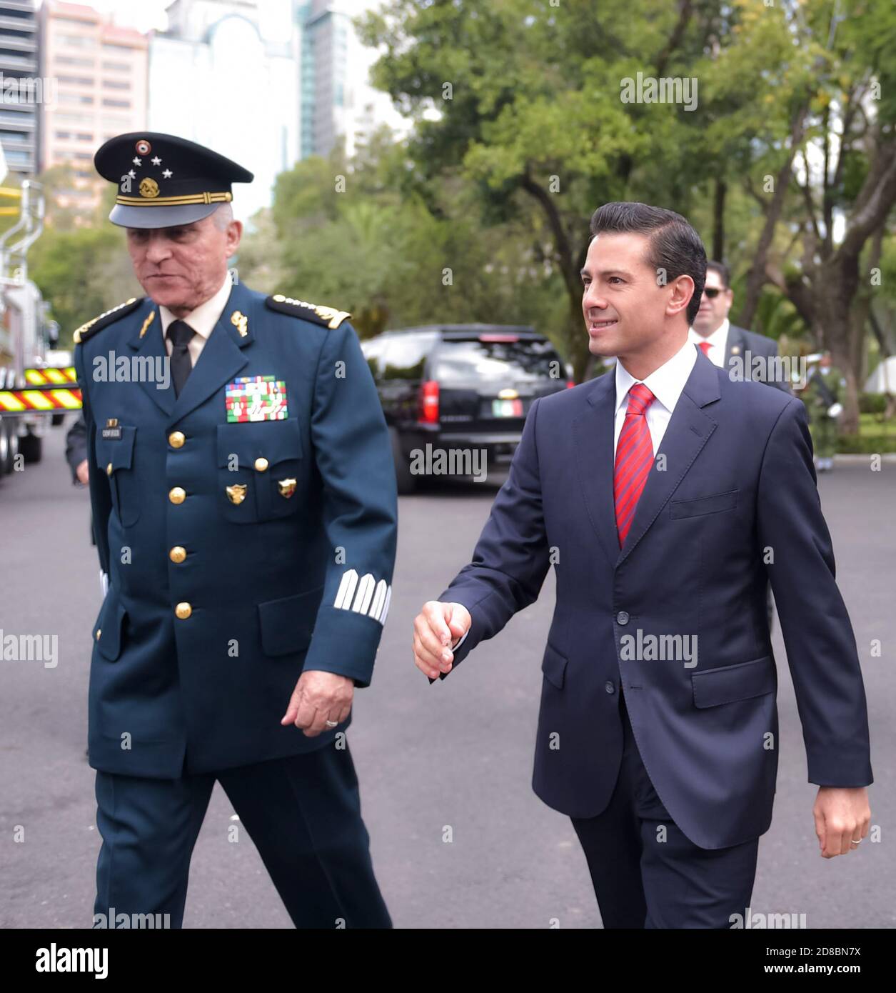 Salvador Cienfuegos Zepeda, ministro messicano della Difesa, a sinistra, cammina con il presidente Enrique pena Nieto durante il 106esimo anniversario della rivoluzione messicana 20 novembre 2016 a Città del Messico, Messico. Cienfuegos è stato arrestato il 16 ottobre 2020 all'aeroporto internazionale di Los Angeles e accusato di corruzione legata alla droga. Foto Stock