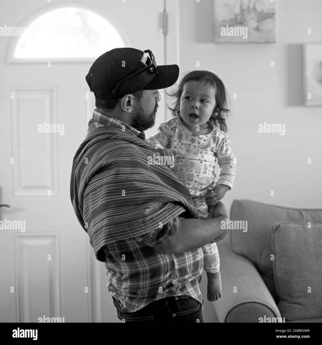 Un padre detiene la sua figlia di 1 anno. Foto Stock