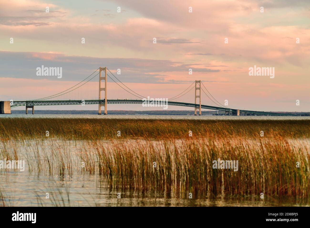 Mackinaw City, Michigan, Stati Uniti. Il Mackinac Bridge attraversa lo stretto di Mackinac con il lago Huron sulla sinistra e il lago Michigan sulla destra. Foto Stock