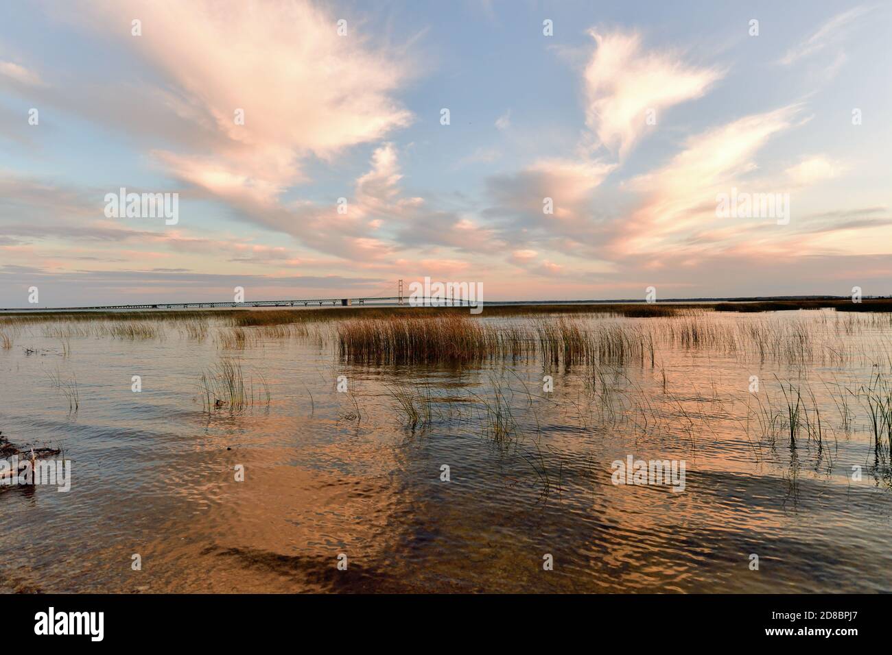 Stretto di Mackinac, Michigan, Stati Uniti. Le nuvole che riflettono la luce del sole che tramonta, a loro volta, si riflettono sulla superficie del lago Michigan. Foto Stock