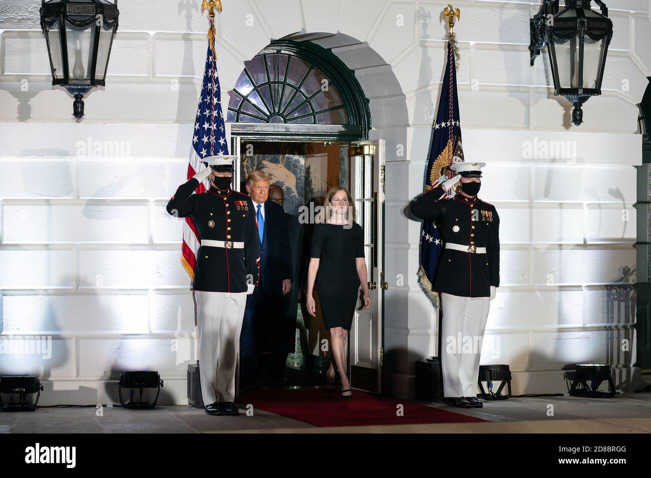 Il presidente Donald J. Trump, il giudice Amy Coney Barrett e l'associato della Corte Suprema Clarence Thomas arrivano alla cerimonia di giuramento di Barrett come giudice associato della Corte Suprema lunedì 26 ottobre 2020, sul prato meridionale della Casa Bianca. (STATI UNITI) Foto Stock