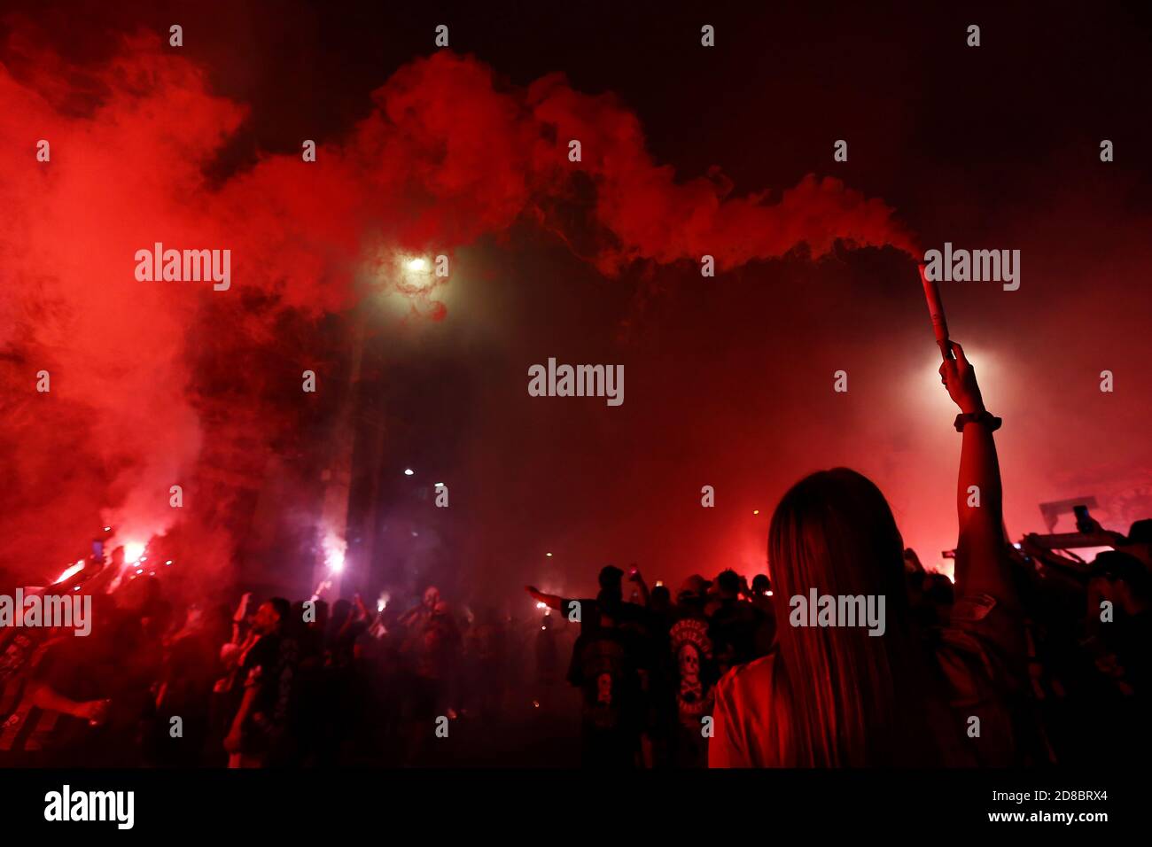 28 ottobre 2020; Arena da Baixada, Curitiba, Brasile; Brazil Cup, Atletico Paranaense contro Flamengo; i tifosi atletico si illuminano mentre la squadra arriva prima della partita Foto Stock