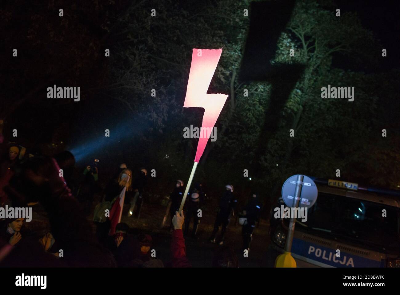 Varsavia, Polonia. 28 Ott 2020. Un fulmine rosso - il simbolo della lite delle donne durante le proteste. All'esterno del parlamento, la sera del settimo giorno di proteste, manifestanti contro la sentenza del Tribunale costituzionale che brucia l'aborto, Riunitisi nuovamente intorno al Parlamento a Varsavia per bloccare ogni uscita e impedire ai deputati di lasciare gli edifici. Credit: SOPA Images Limited/Alamy Live News Foto Stock