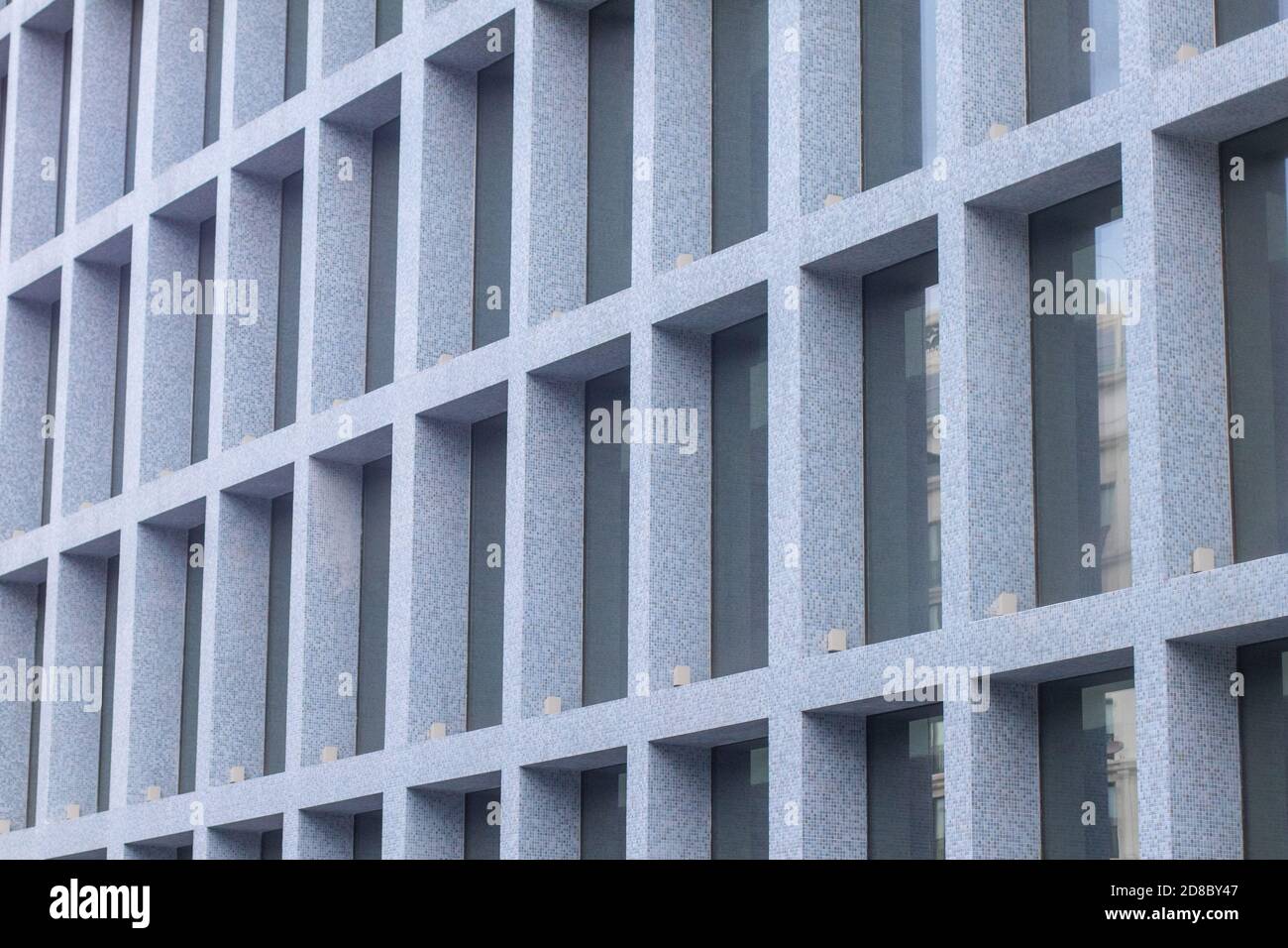 Edificio moderno e geometrico con facciata a trama Foto Stock