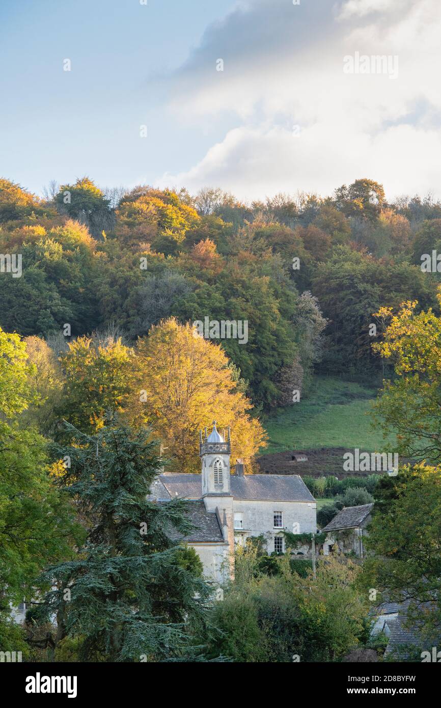 Sheepscombe villaggio nella luce tardo pomeriggio autunno. Sheepscombe, Cotswolds, Gloucestershire, Inghilterra Foto Stock