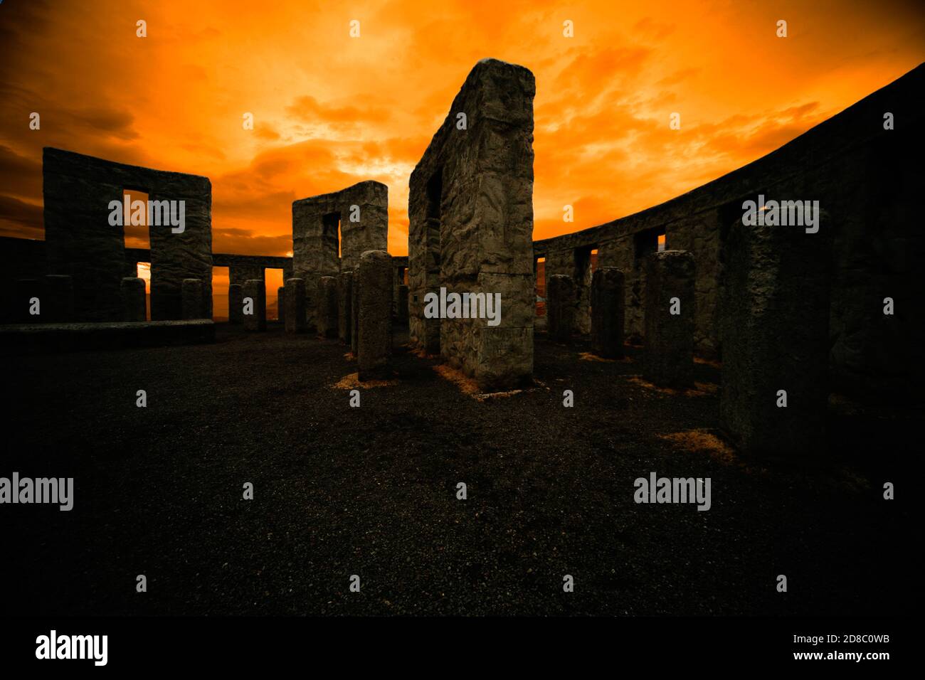 Affacciato sul fiume Columbia, la replica di Stonehenge, dedicata nel 1918 ai militari della contea di Klickitat, Washington, che morì nel WW Foto Stock