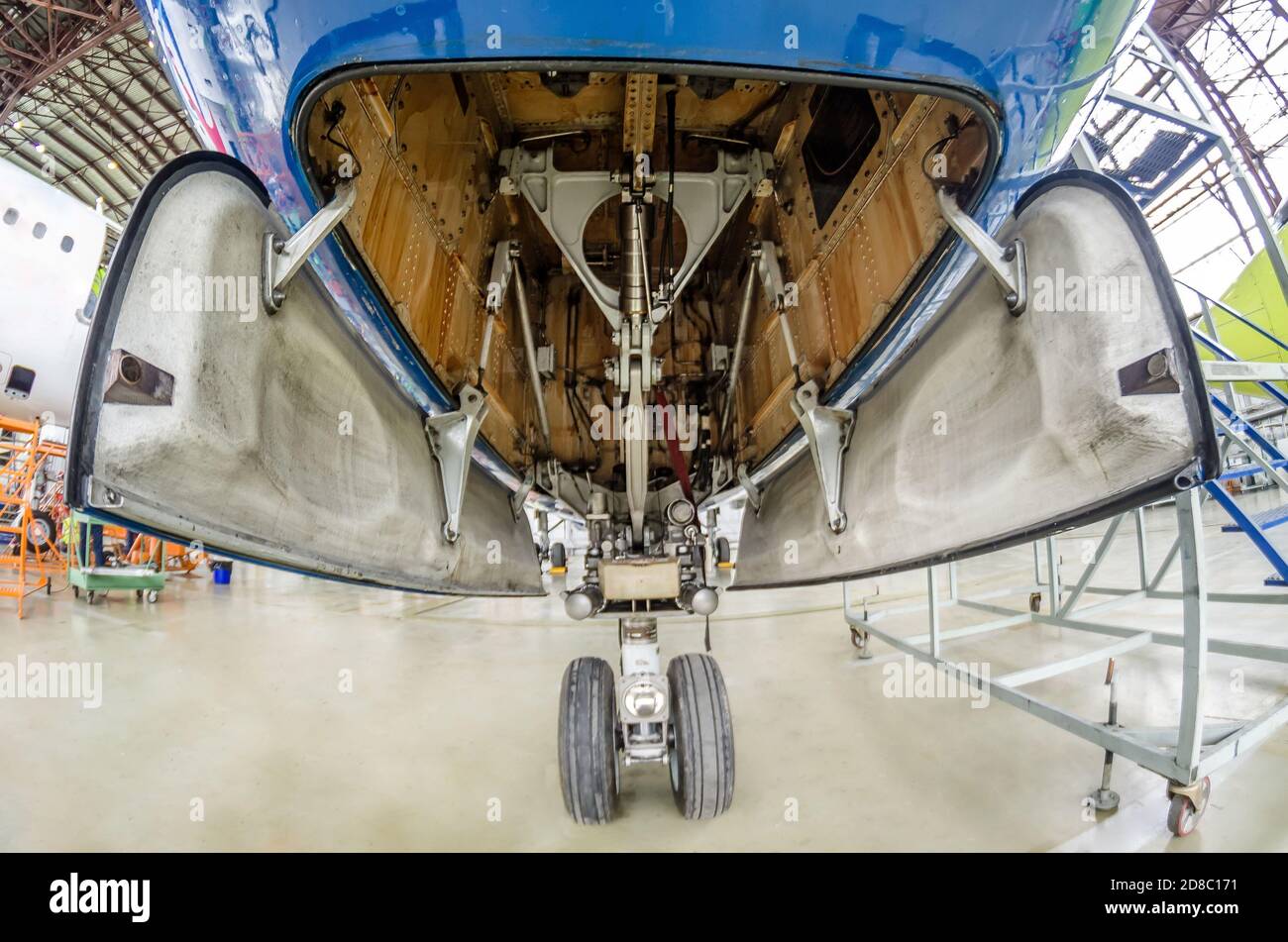 Vista anteriore del carrello di atterraggio dell'apertura dell'anta del telaio, dell'interno del meccanismo e di molte parti dell'aeromobile Foto Stock