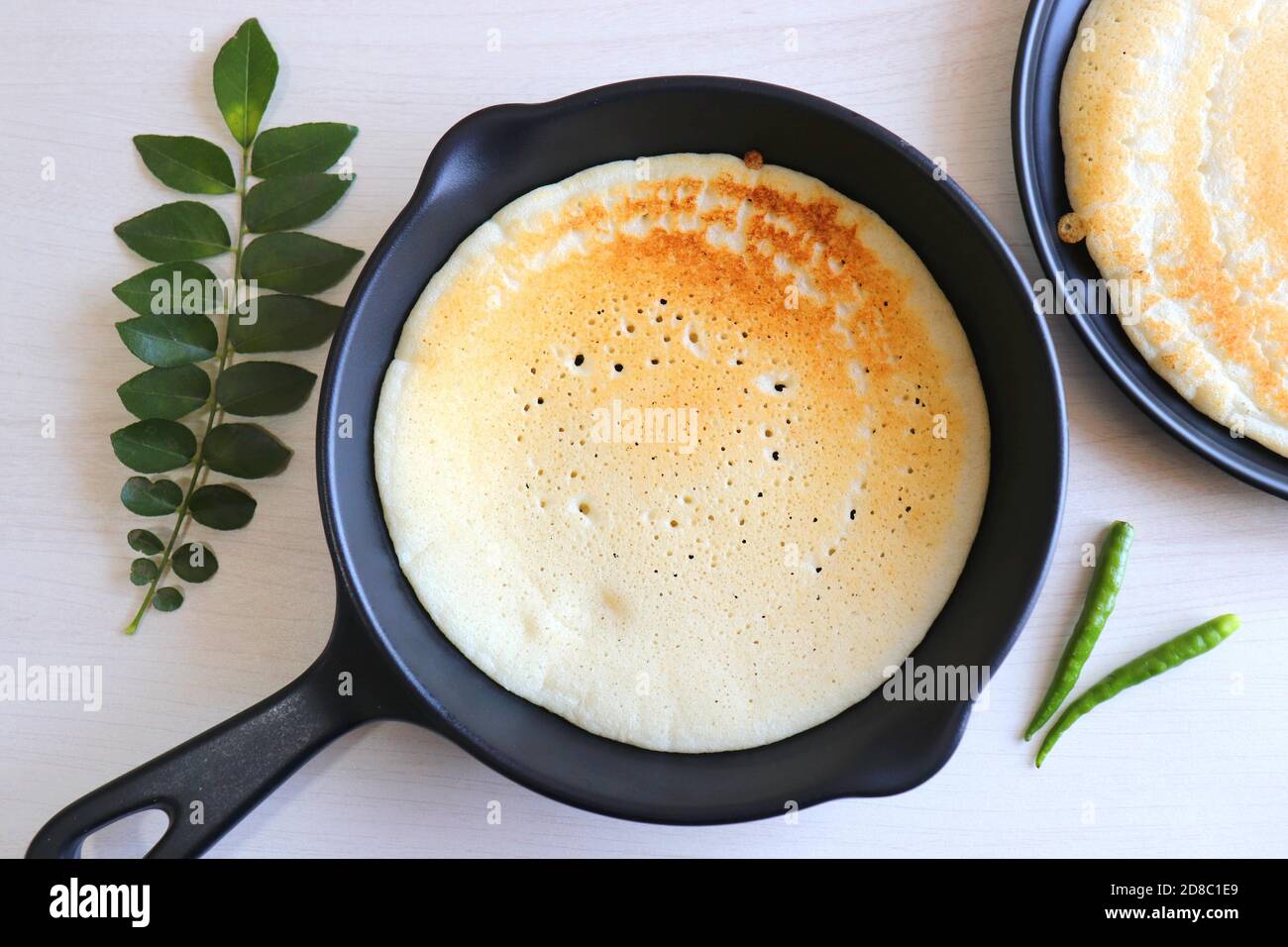 Malvani Amboli morbido e spugnoso. Si tratta di una tipica preparazione Konkani fatta con riso e impasto fermentato con lenticchie nere o URAD dal. DOSA morbido. Foto Stock