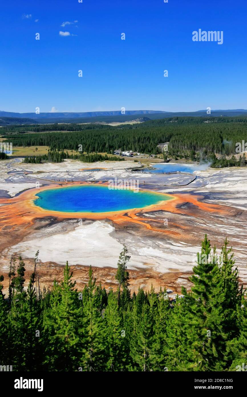 Vista aerea della Grand Prismatic Spring nel Midway Geyser Basin, Yellowstone National Park, Wyoming, USA. È la più grande sorgente termale calda dello Stat Unito Foto Stock