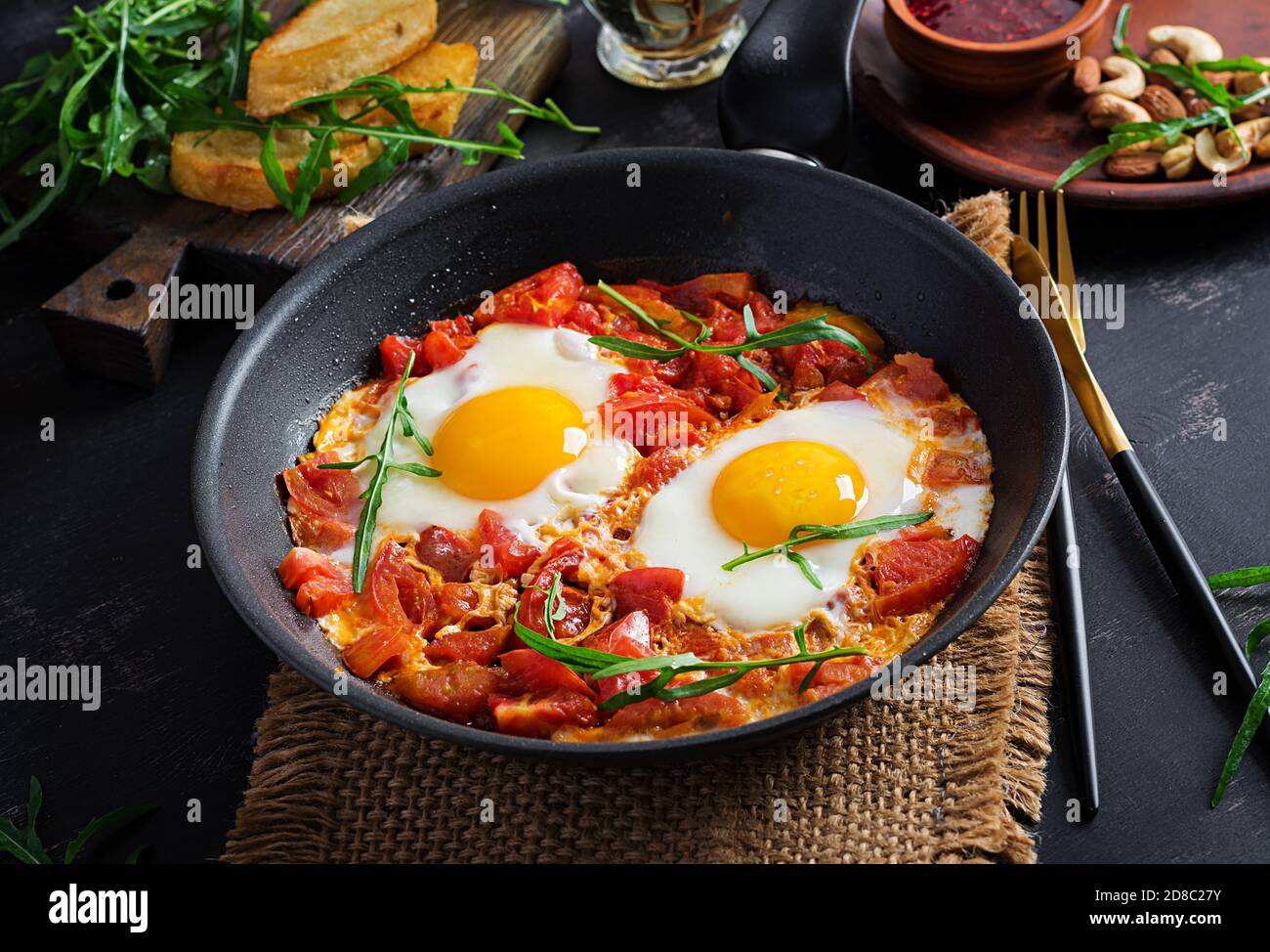 La prima colazione fino a tardi - uova fritte con le verdure. Shakshuka. Cucina Araba. Cibo Kosher. Foto Stock