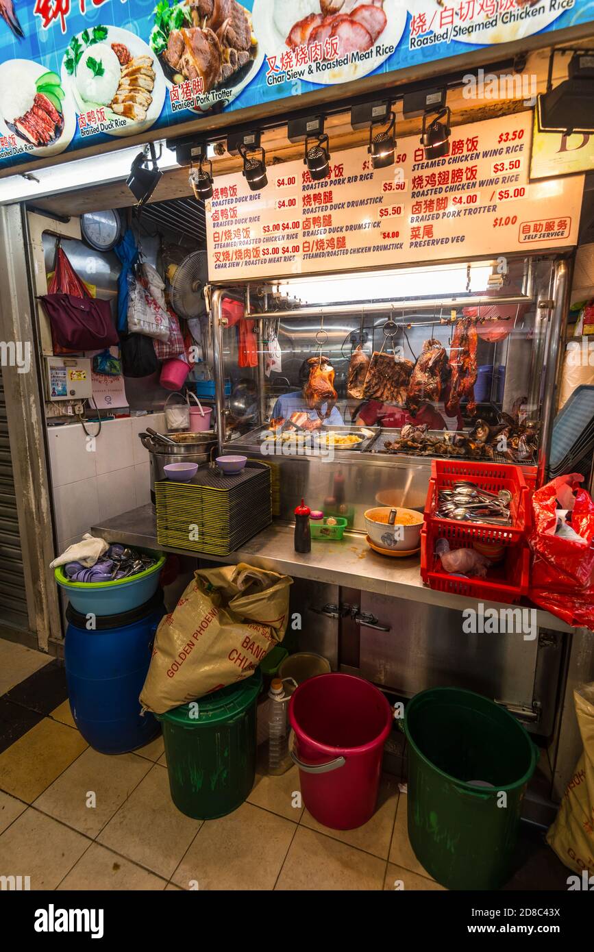 Singapore - 4 dicembre 2019: Cafe che offre piatti d'anatra ai clienti nel Tekka Food Center vicino Little India a Singapore. Foto Stock
