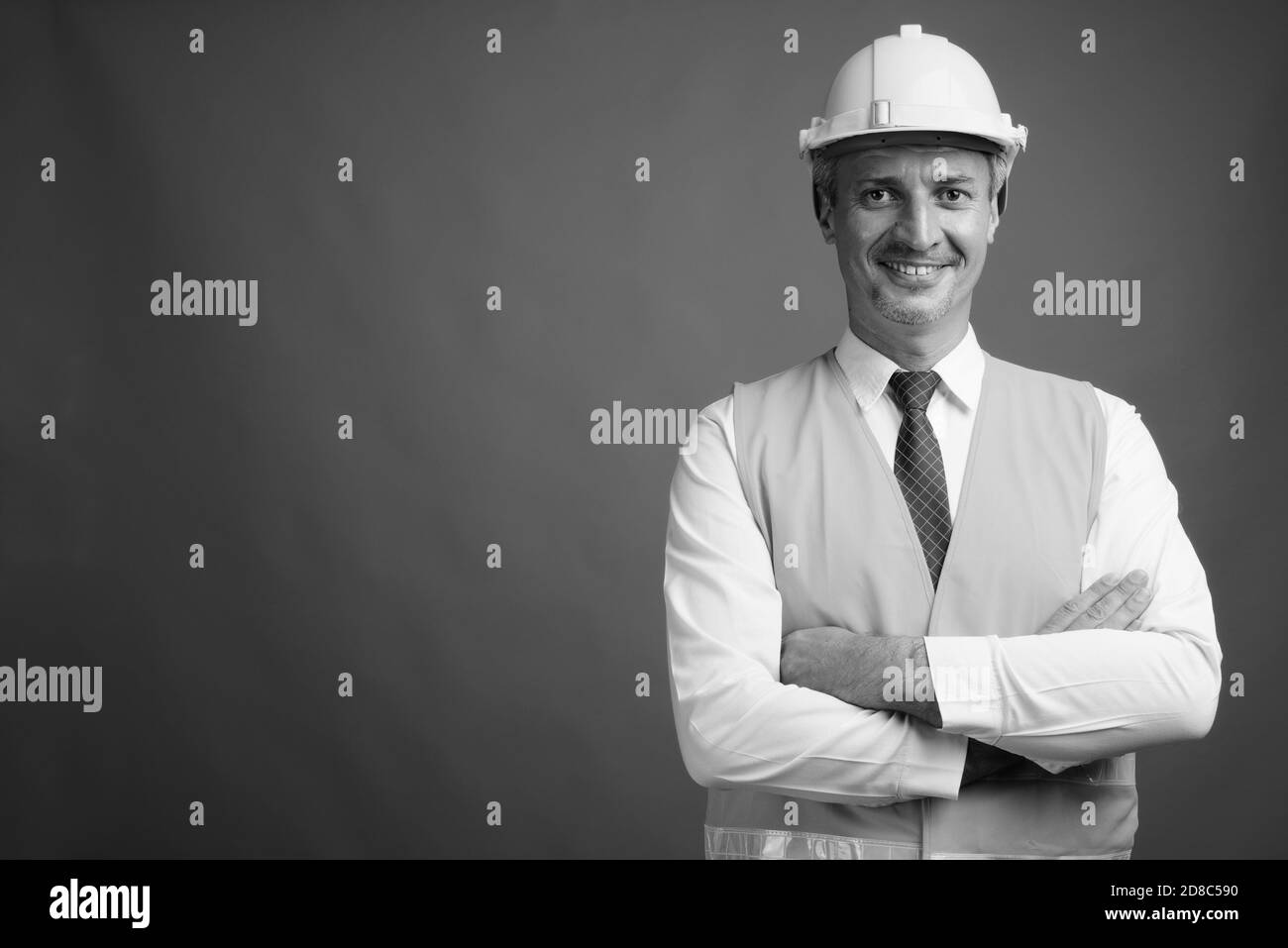 Ritratto di uomo lavoratore di costruzione con hardhat Foto Stock