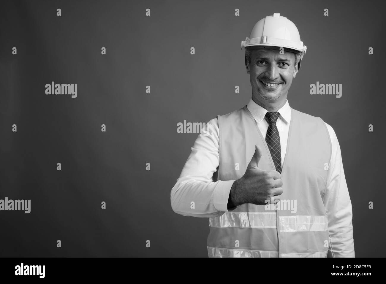 Ritratto di uomo lavoratore di costruzione con hardhat Foto Stock