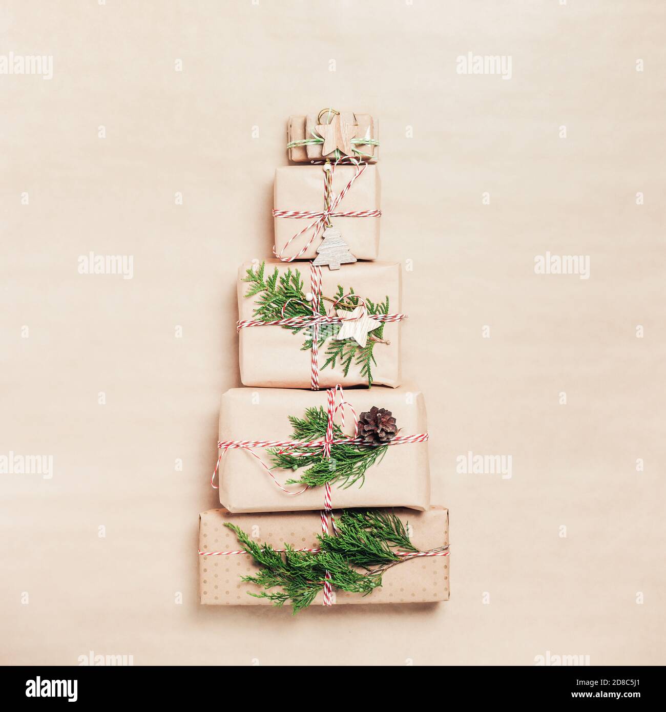 Scatole regalo di Natale avvolte in carta artigianale disposto in forma di albero di Natale, vista dall'alto, spazio di copia Foto Stock