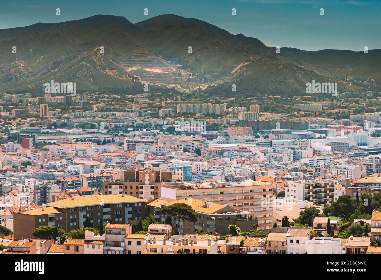 Marsiglia, Francia. Vista rialzata del paesaggio urbano. Quartieri residenziali e strade sotto Sunny Summer Sky Foto Stock