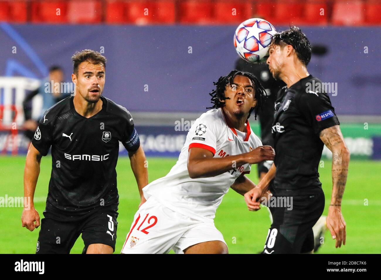 Jules Kounde di Siviglia e Jonas Martin, Damien da Silva di Stade Rennais durante la UEFA Champions League, Group Stage, Gruppo e partita di calcio scommessa C Foto Stock