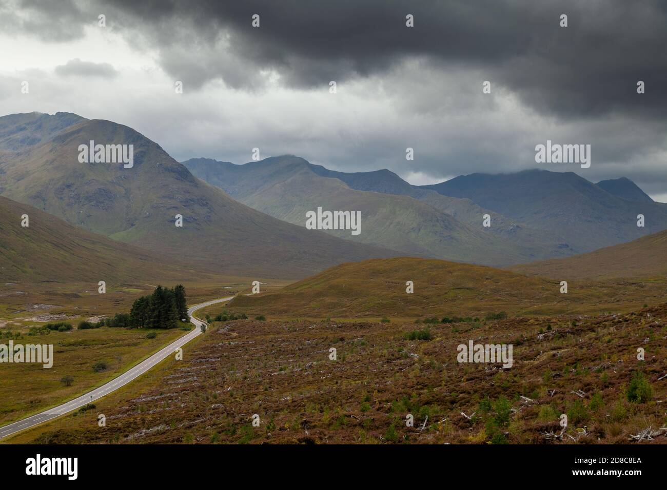 Guardando verso il basso Glen Shiel con la A87 e South Glen Shiel Ridge. Foto Stock