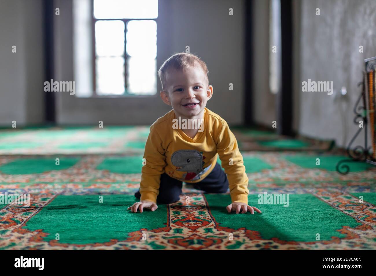 Un bambino alla moschea Foto Stock