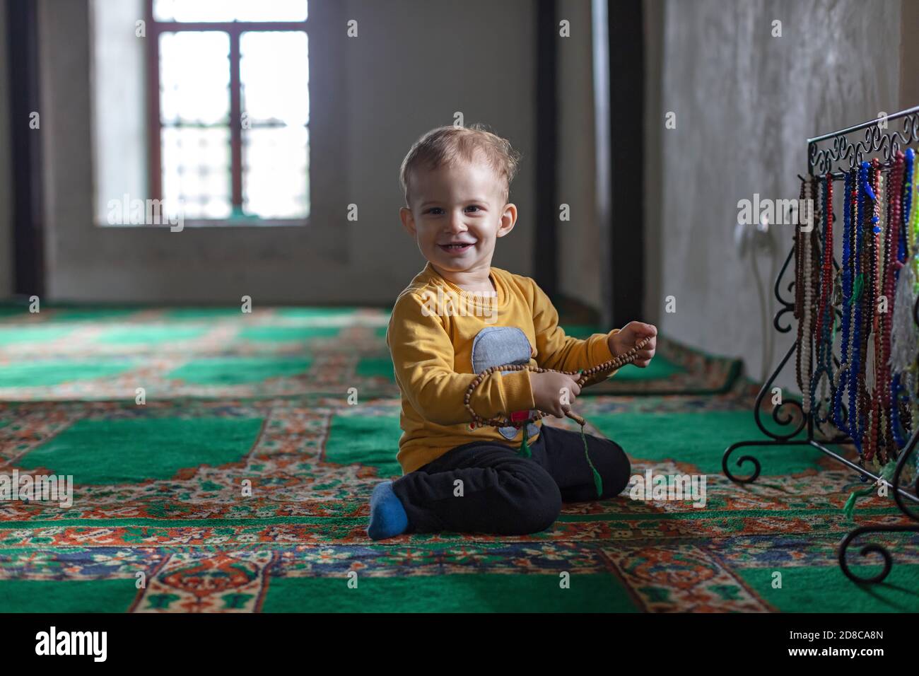 Un bambino alla moschea Foto Stock