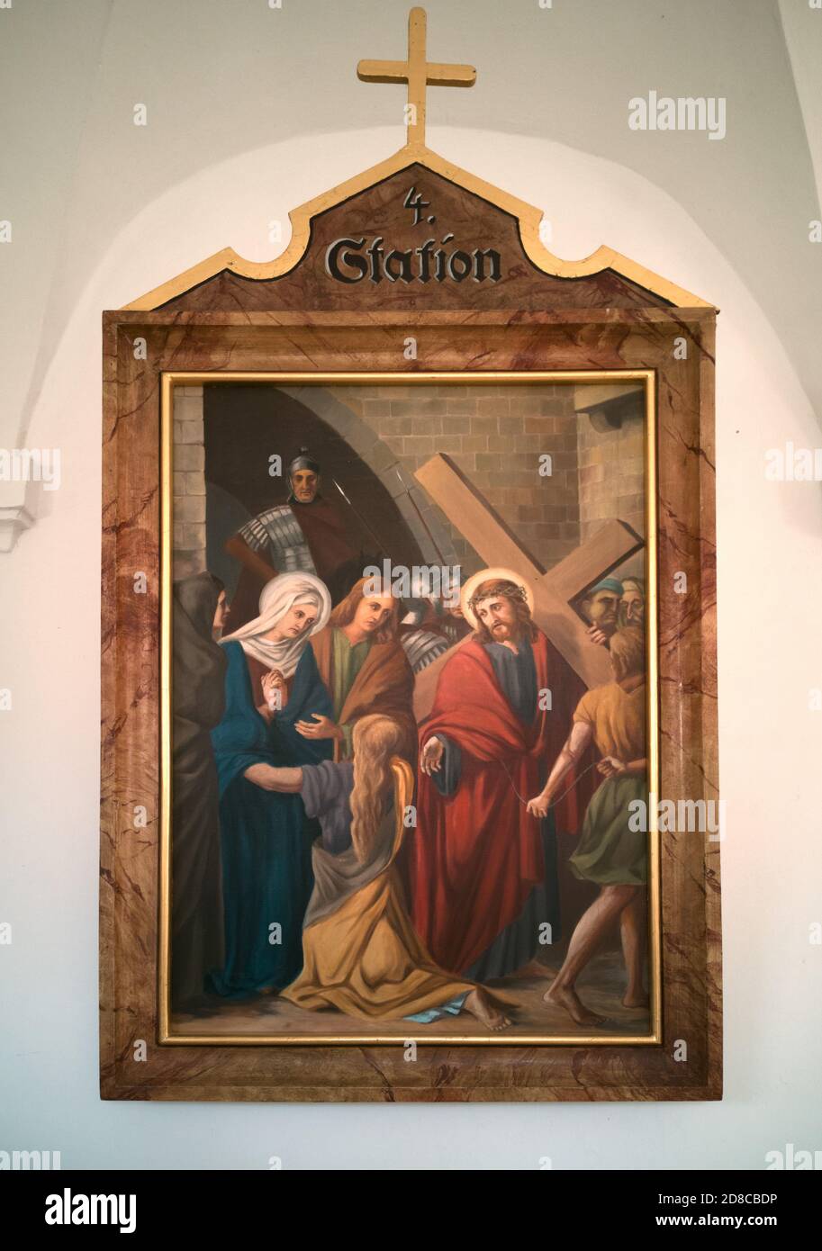 Stazioni della Croce di un artista sconosciuto nella gestione della chiesa cattolica di pellegrinaggio alla Santa Trinità a Kappl, Waldsassen, Tirschenreuth County, Palatinato superiore, Baviera, Germania. 4 Stazione - Gesù incontra sua madre / Kreuzwegstationen eines unbekannten Künstlers im Umgang der katholischen Wallfahrtskirche zur Heiligsten Dreifaltigkeit a Kappl, Waldsassen, Landkreis Tirschenreuth, Oberpfalz, Bayern, Deutschland. 4 Stazione - Jesus begegnet seiner Mutter Foto Stock