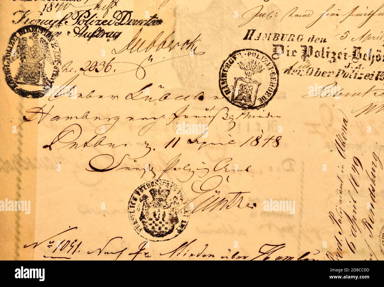 Documento tedesco: Passaporto prussiano (1848/49) con francobolli di controllo alle frontiere e dati manoscritti Foto Stock