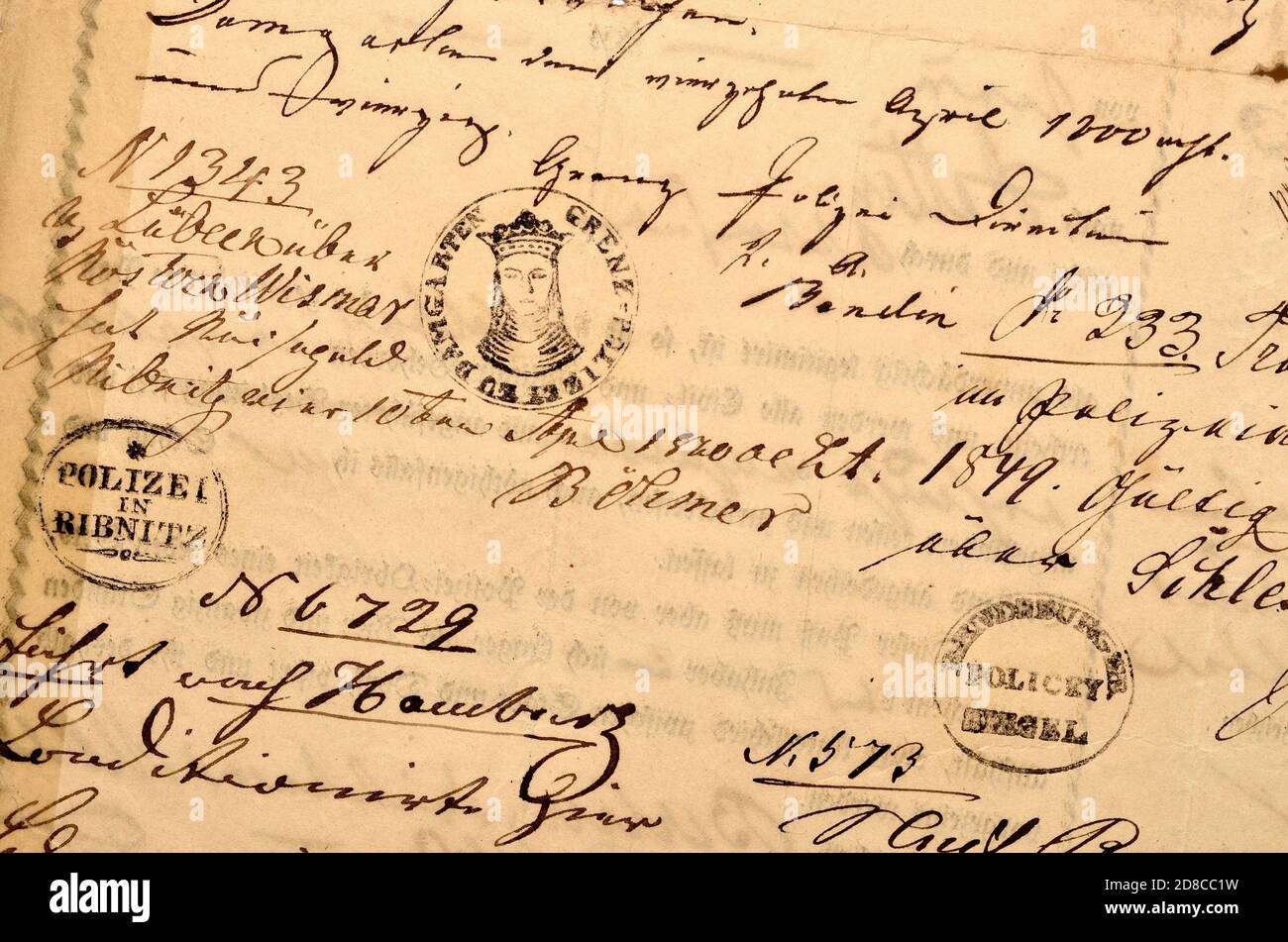 Documento tedesco: Passaporto prussiano (1848/49) con francobolli di controllo alle frontiere e dati manoscritti Foto Stock