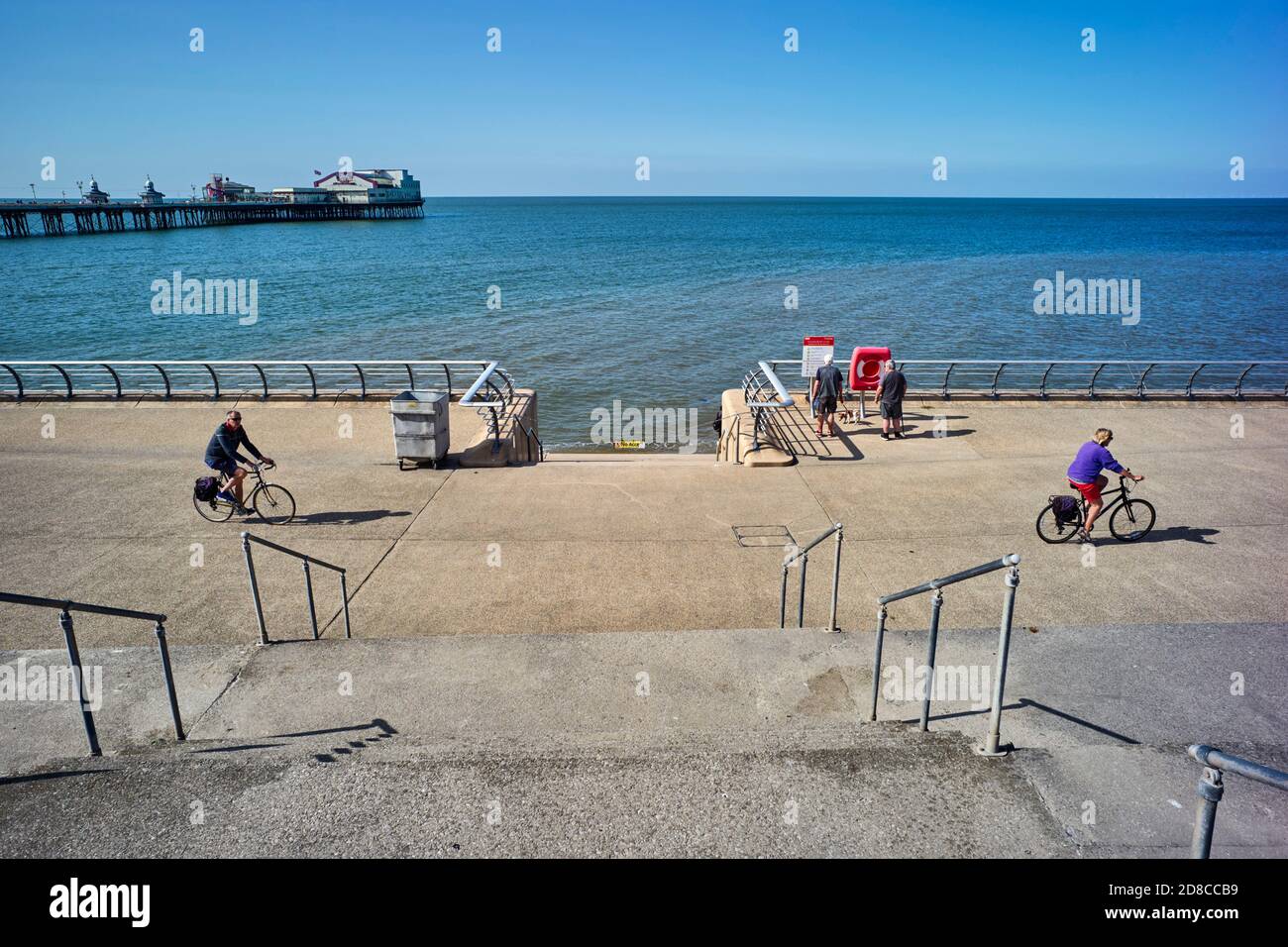 Ampio angolo di Blackpool Prom passato molo nord con ciclisti Foto Stock
