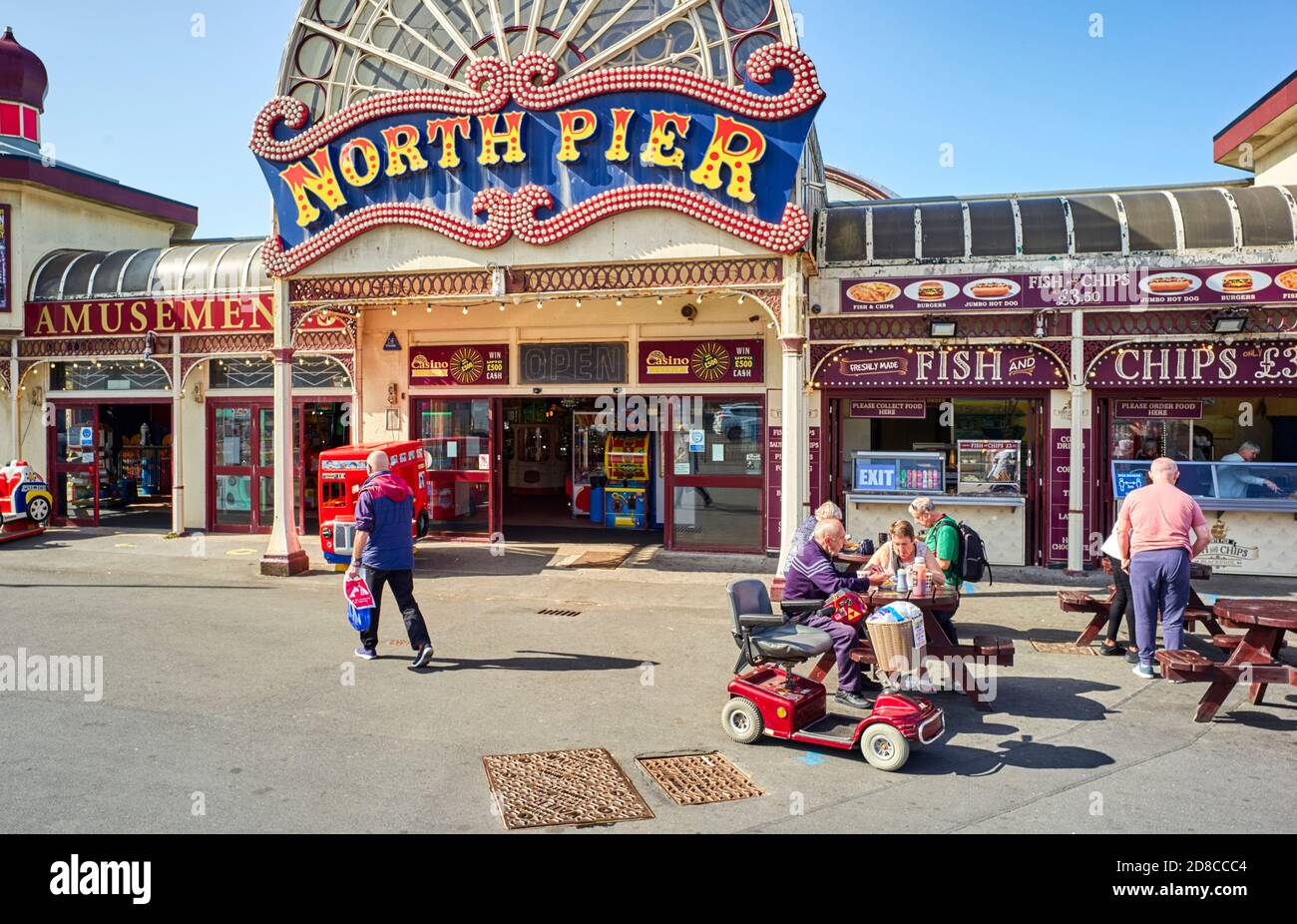 Ingresso al molo nord di Blackpool con pesce e patatine disponibili a soli £3.50 Foto Stock