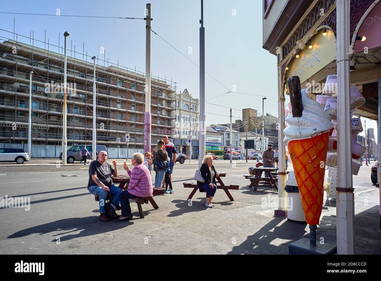 Gelateria con posti a sedere all'esterno sulla Blackpool Prom Foto Stock
