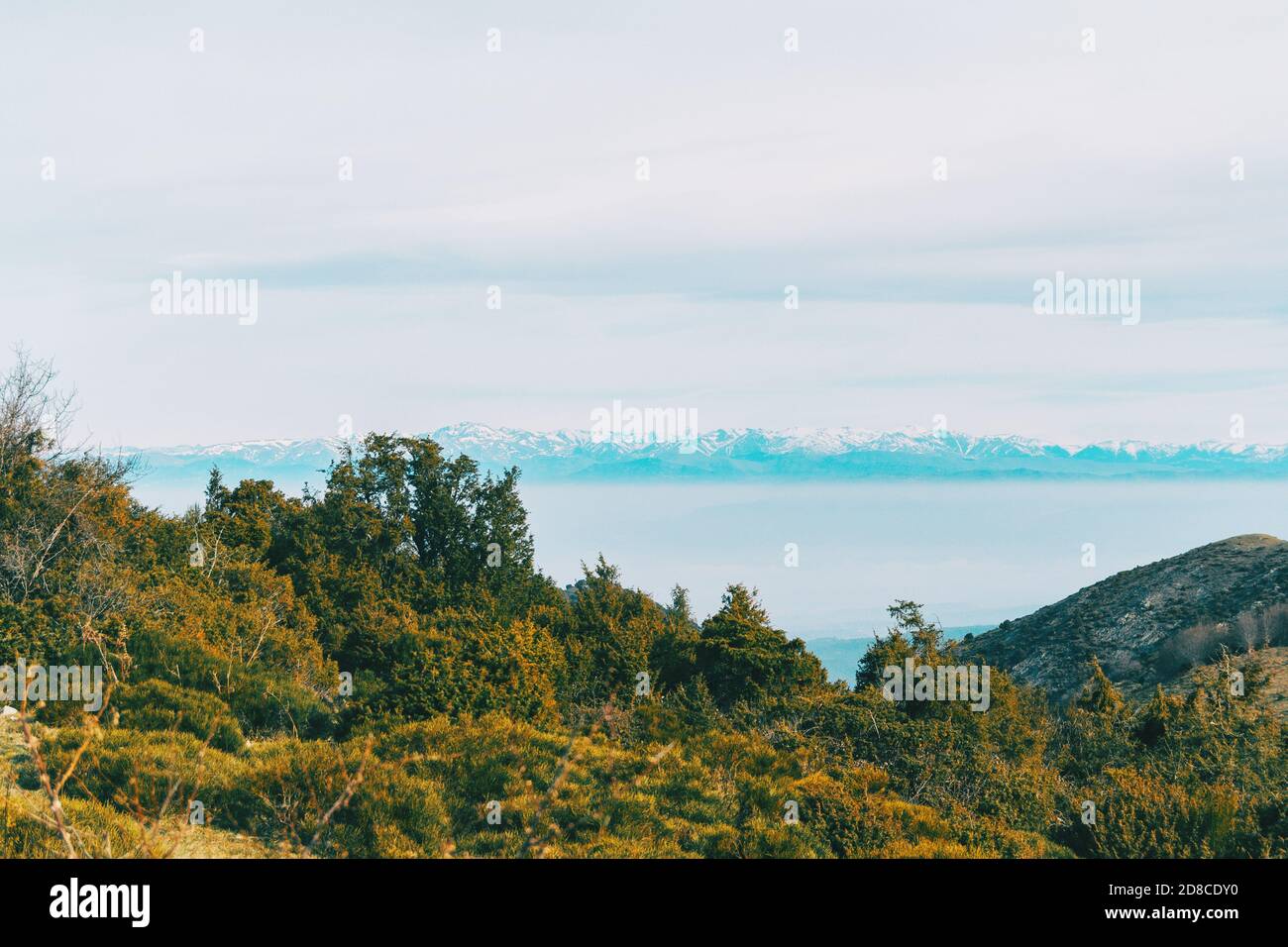 Paesaggio con vista su una catena montuosa innevata nel distanza Foto Stock