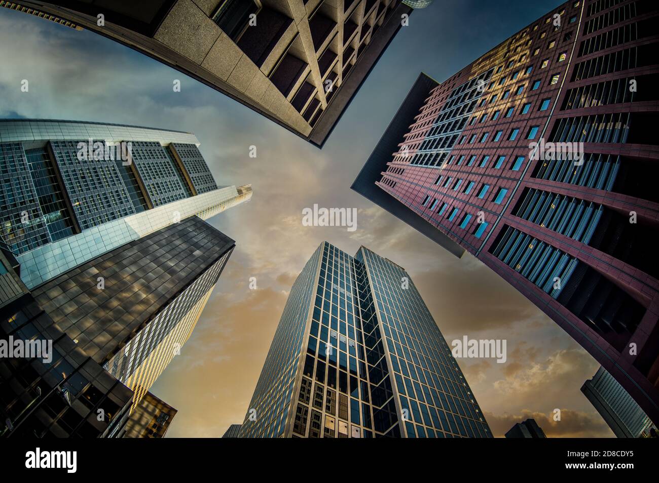 Vista dal basso contro il tramonto nuvoloso cielo sfondo alto grattacieli moderni nel centro degli affari di Francoforte sul meno città. Europa. Germania Foto Stock
